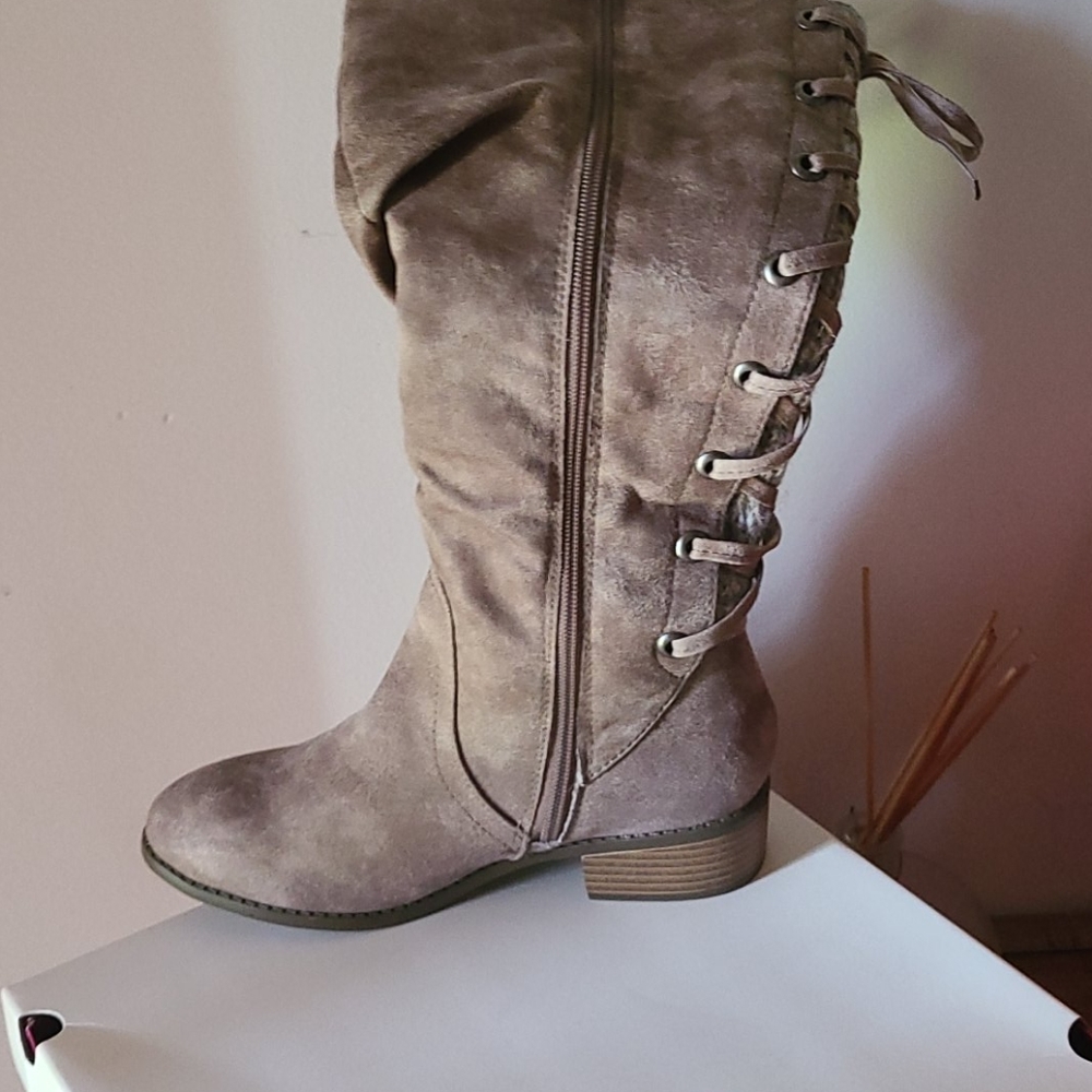 Boots - Picture 2 of 4
